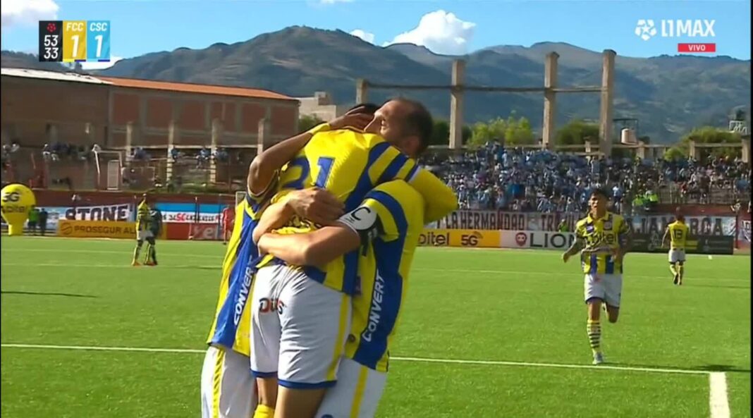 Jugadores de FC Cajamarca celebran un gol ante Sporting Cristal en la Liga 1 2026
