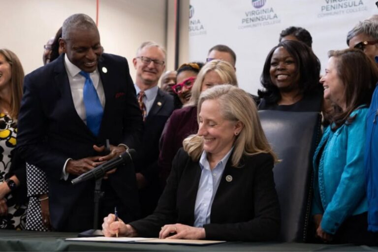 Gobernadora Abigail Spanberger firma paquete legislativo en Hampton Roads