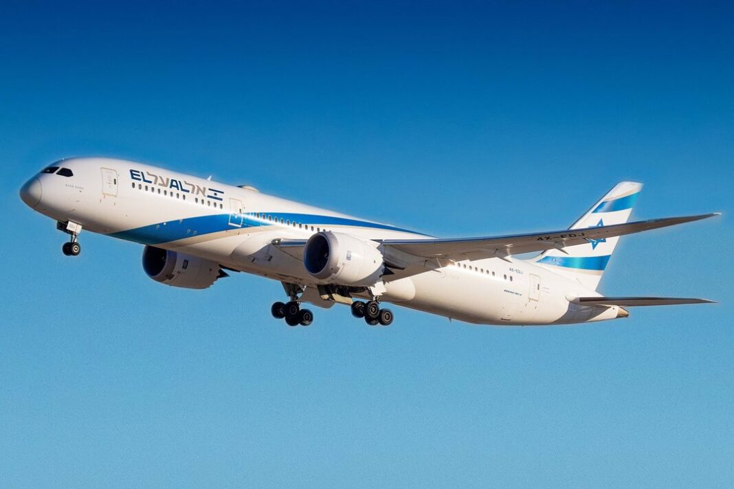 Avión de la aerolínea El Al en pista de aterrizaje