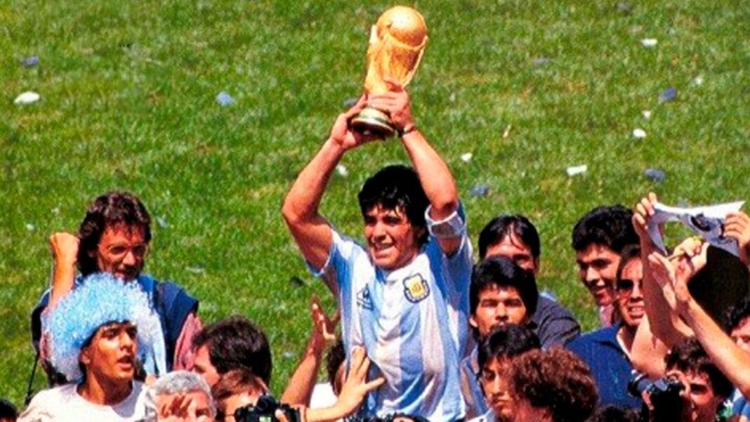 Diego Maradona besa la Copa del Mundo en el Estadio Azteca, México 1986