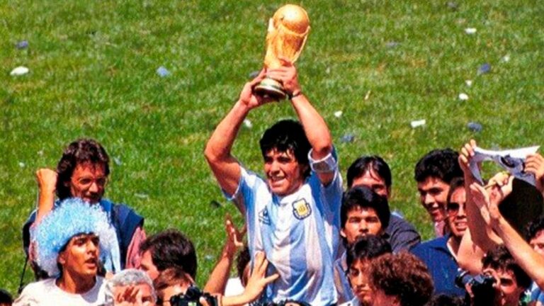 Diego Maradona besa la Copa del Mundo en el Estadio Azteca, México 1986