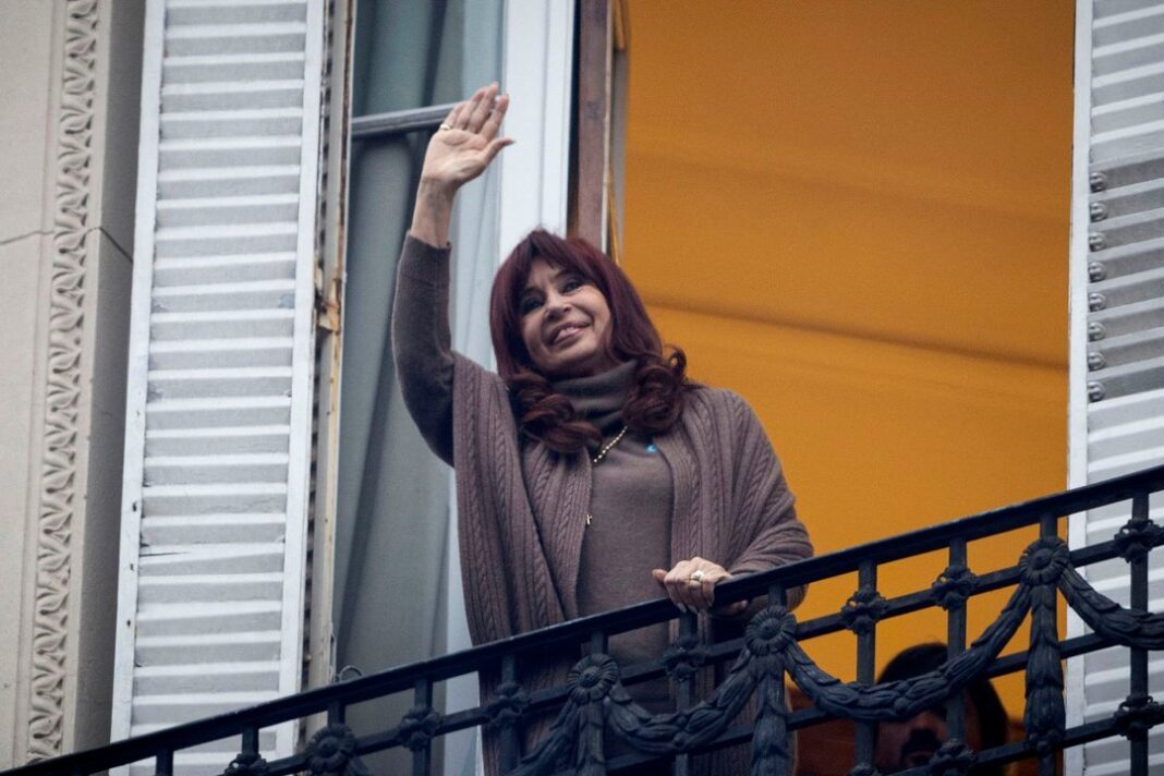 Cristina Kirchner en el balcón de su domicilio saludando a militantes