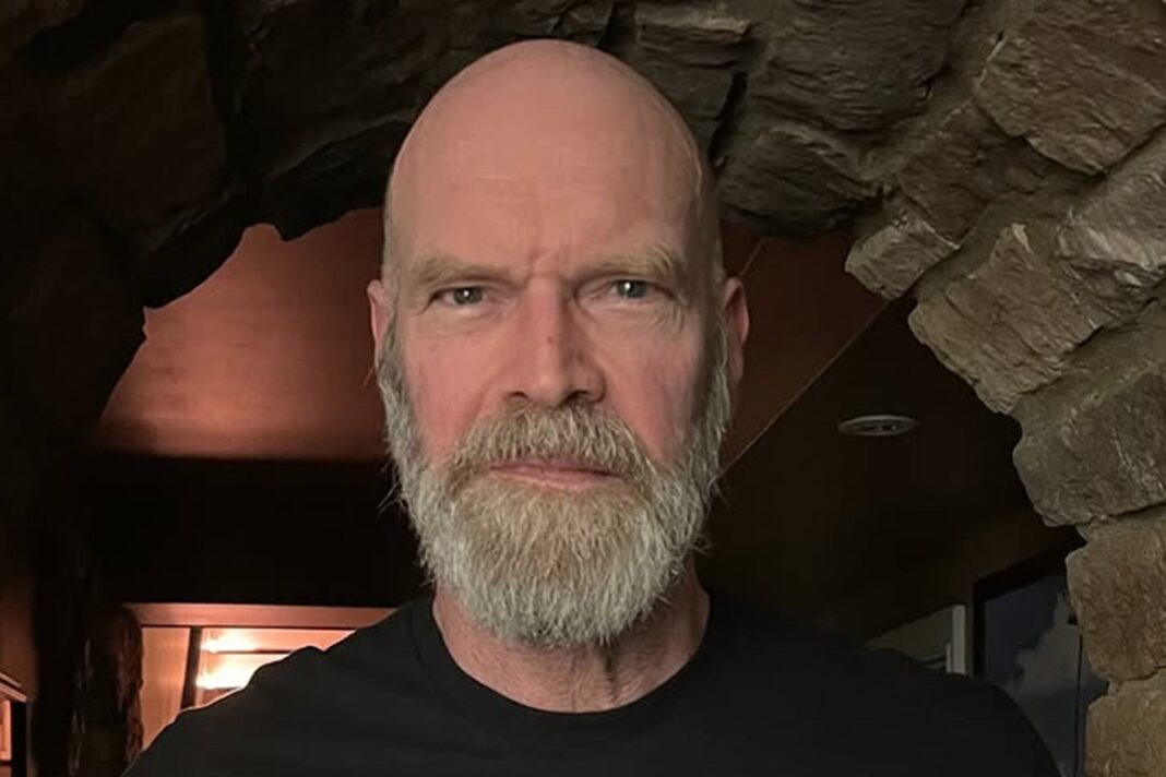 Tyler Mane en un video de Instagram anunciando su diagnóstico de cáncer de mama
