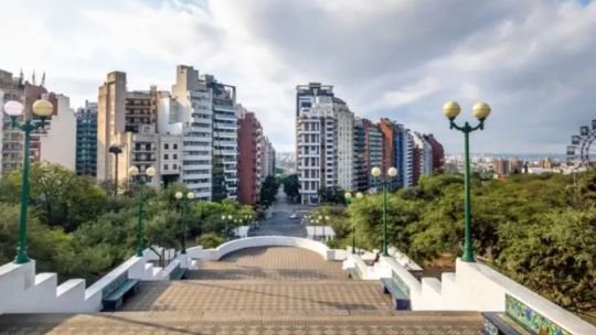 Persona firmando contrato de alquiler de vivienda