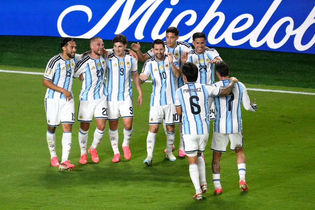 Jugadores de la selección argentina celebrando en el campo de juego durante el Mundial 2026