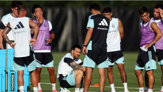 Jugadores de la Selección argentina entrenando en Kansas previo al debut en el Mundial 2026