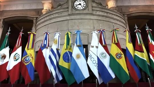 Bandera de Argentina y mapa del mundo con rutas comerciales