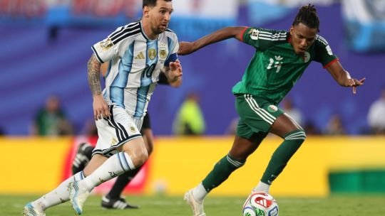 Lionel Messi celebra un gol con la camiseta de la Selección Argentina durante el partido contra Argelia