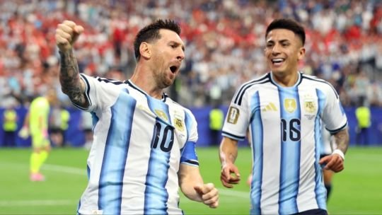 Jugadores de la selección argentina celebrando un gol durante el partido contra Austria en el Mundial 2026