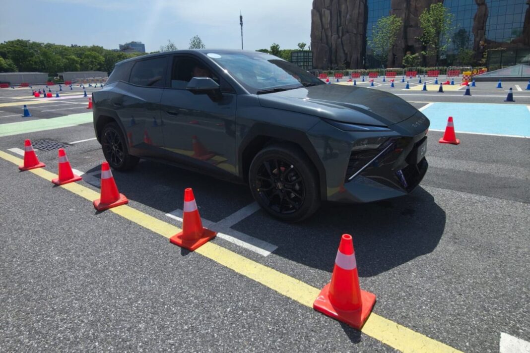 Omoda 4, SUV chino, vista frontal con parrilla tridimensional y faros dobles