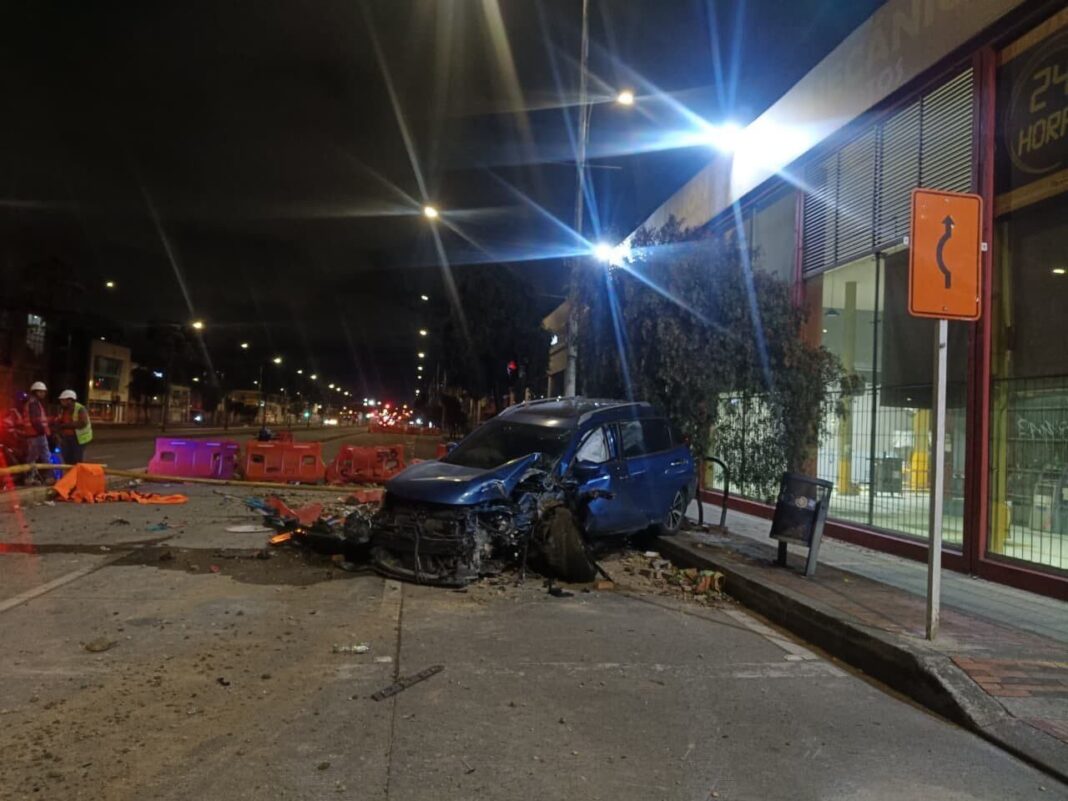 Automóvil destruido tras chocar contra un poste semafórico en Bogotá