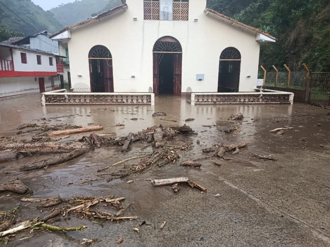 Avenida torrencial en Andes Antioquia con puente destruido y viviendas afectadas