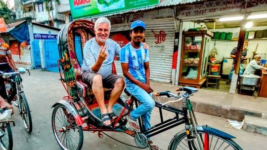 Personas en Bangladesh con camisetas de la selección argentina de fútbol