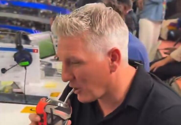 Bastian Schweinsteiger tomando mate durante el Mundial 2026