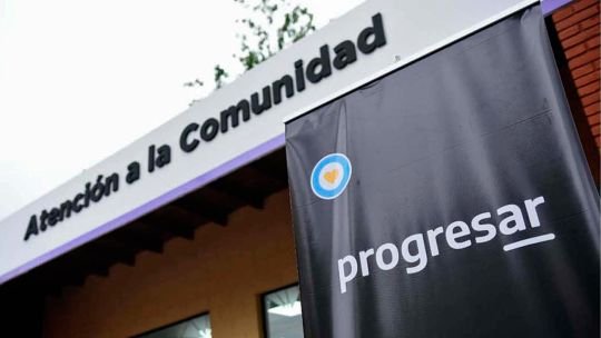 Estudiante con computadora y cuaderno, representando el programa Becas Progresar 2026