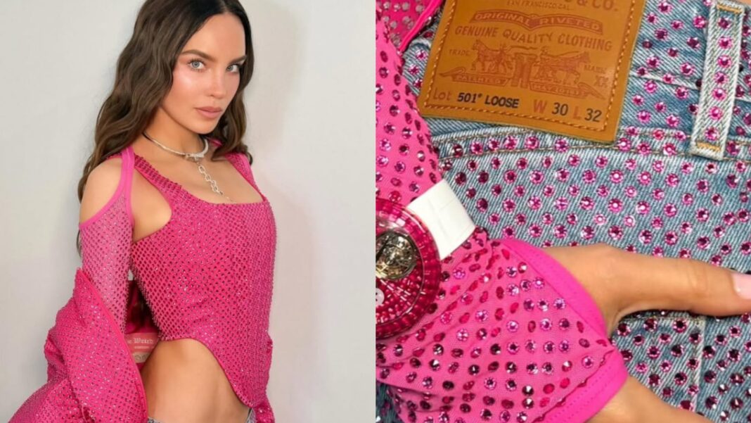 Belinda con atuendo de corsé rosa mexicano y pantalón de mezclilla cubierto de cristales Swarovski durante inauguración del Mundial 2026
