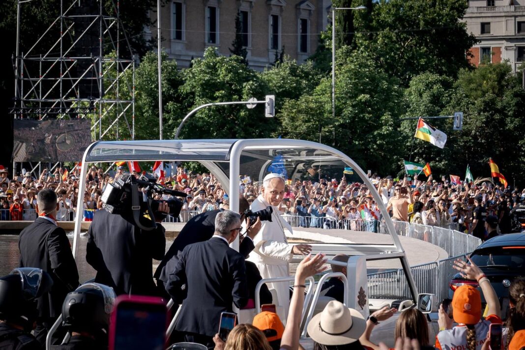 Papa León XIV bendiciendo a un bebé durante su recorrido en papamóvil en Madrid
