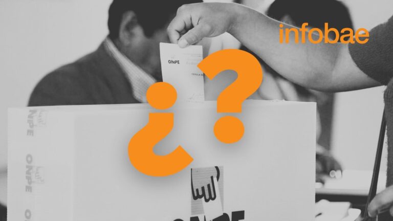 Personas votando en una mesa de sufragio en Perú durante la segunda vuelta electoral