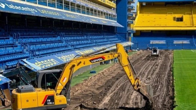 Maquinaria pesada realizando trabajos en el campo de juego de la Bombonera