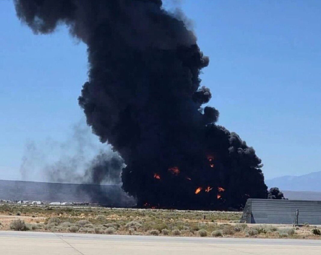 Columna de humo tras el accidente del bombardero B-52 en la base Edwards