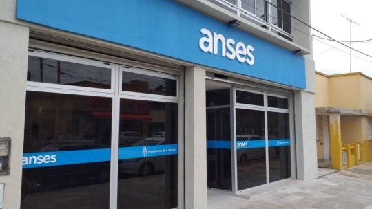 Logo de ANSES en edificio oficial
