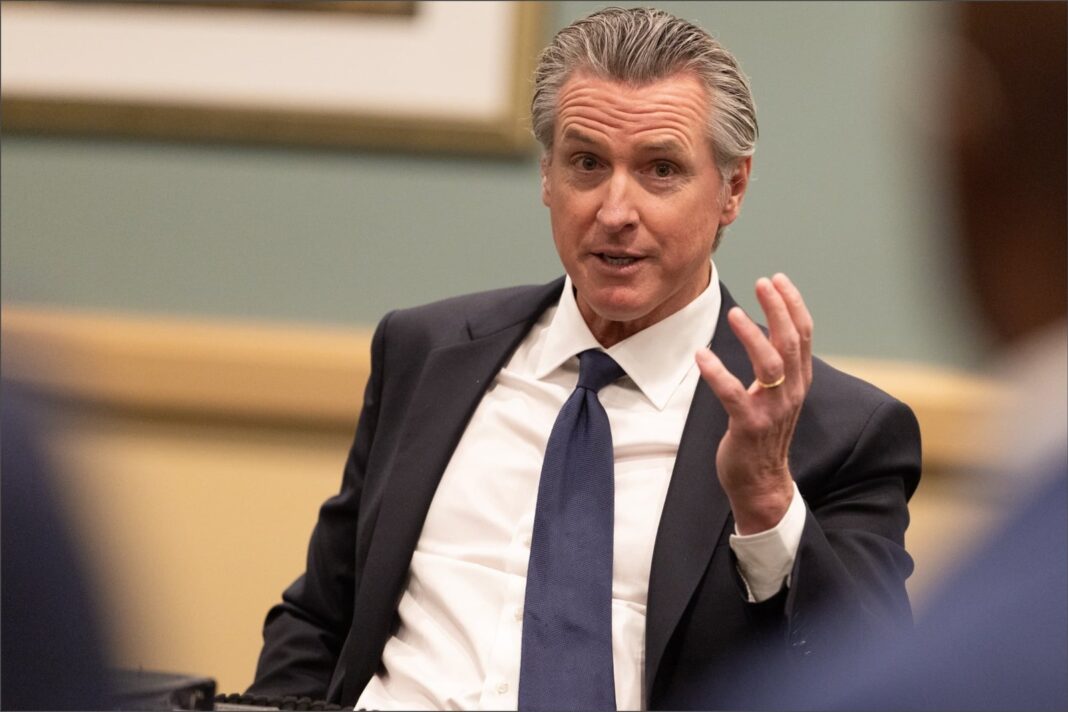 Gavin Newsom anunciando el bono de vivienda asequible para California en 2026