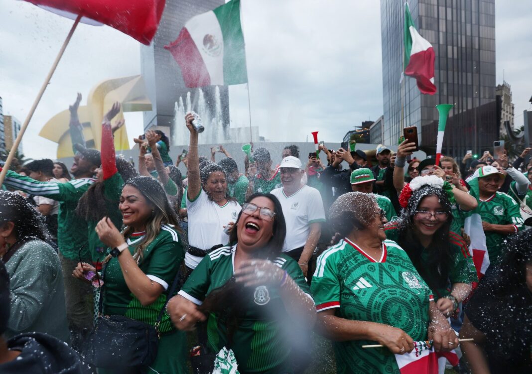 Pantallas gigantes en Paseo de la Reforma para transmisión del México vs Ecuador