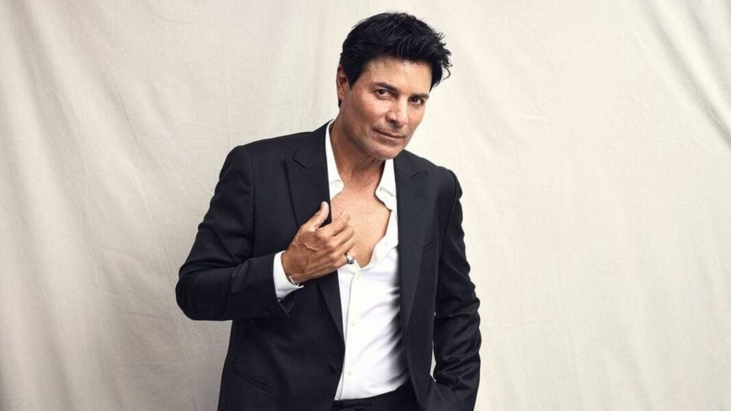 Chayanne sonriendo en una imagen promocional del reto del Día del Padre