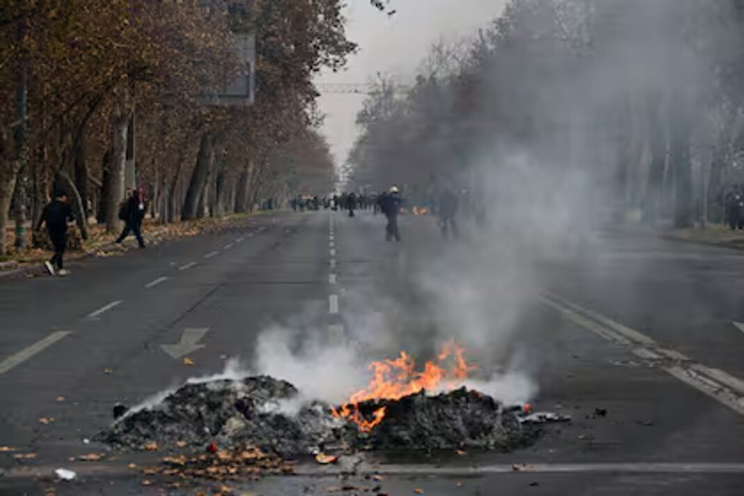 Manifestantes y carabineros durante marcha estudiantil en Santiago de Chile