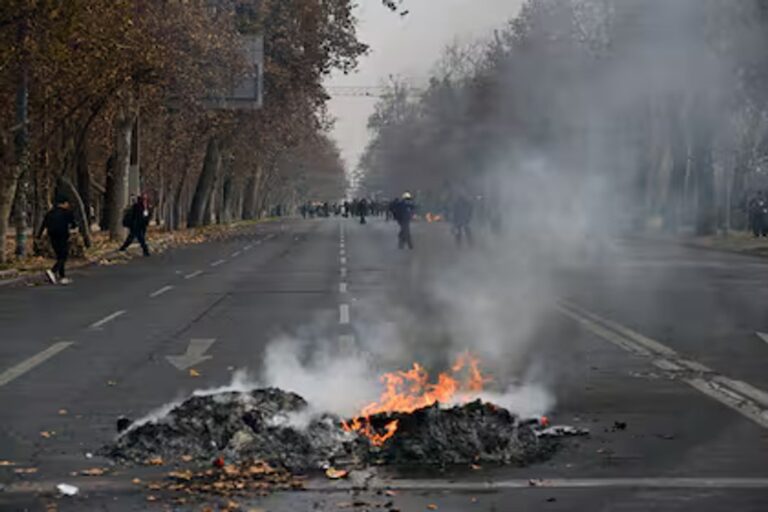 Manifestantes y carabineros durante marcha estudiantil en Santiago de Chile