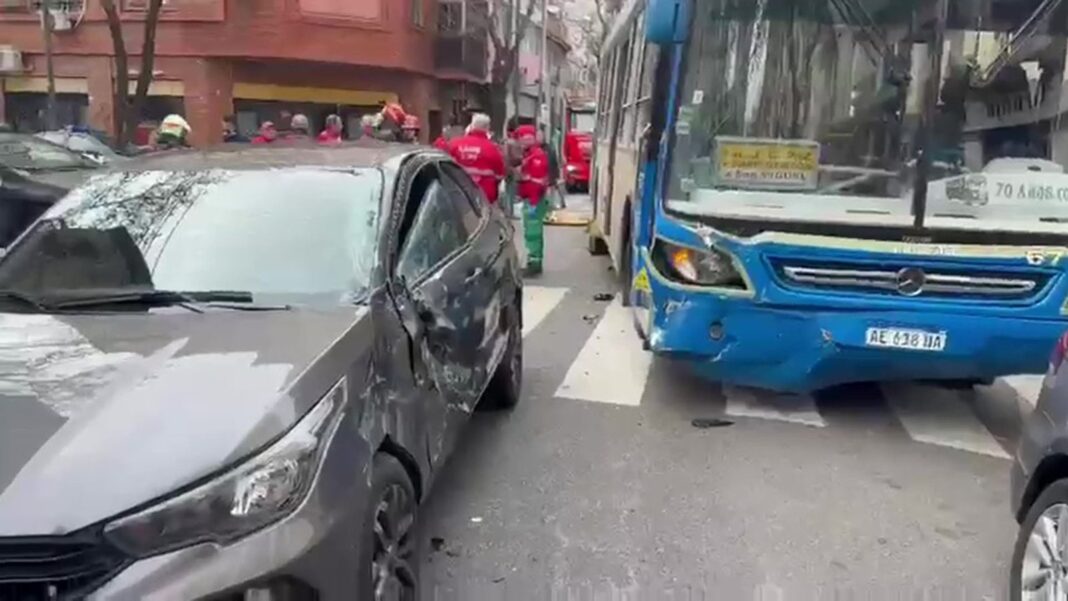 Intersección de Humberto Primo y Dean Funes tras el choque entre un colectivo y un automóvil