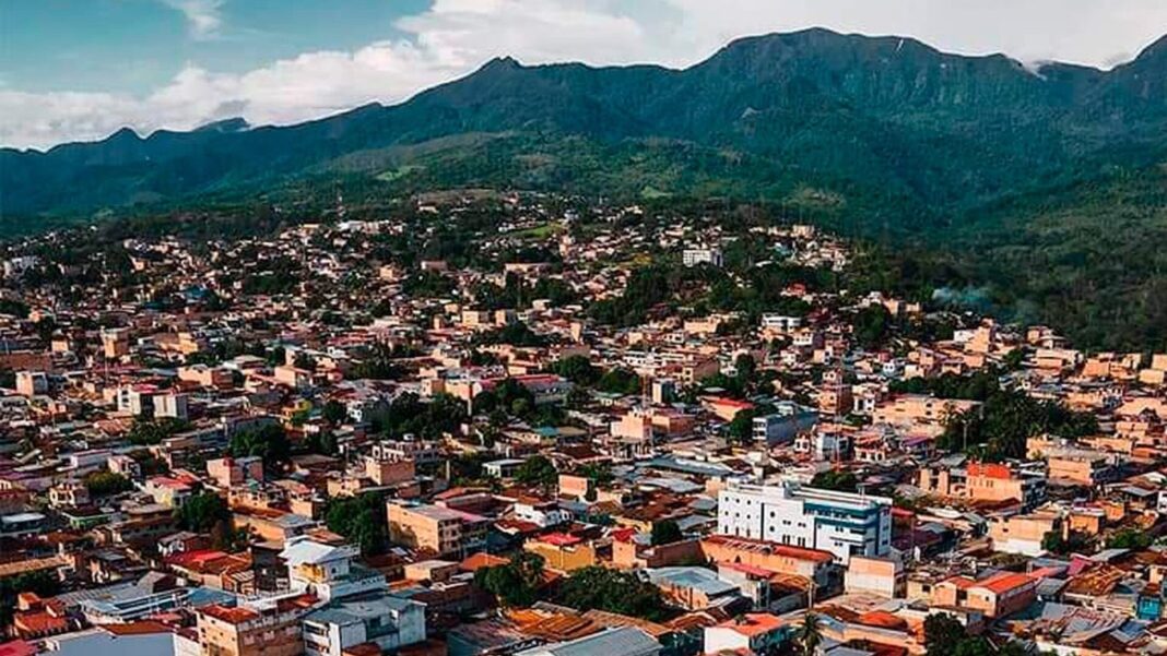 Vista de Tarapoto con cielo nublado