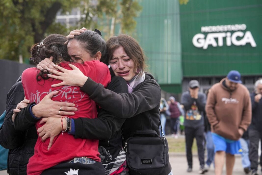 Multitud de fanáticos en fila para el velatorio del Indio Solari en Avellaneda