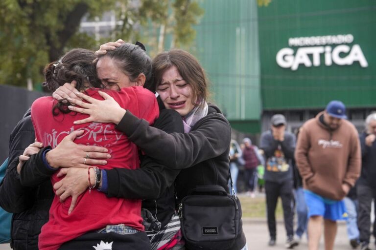 Multitud de fanáticos en fila para el velatorio del Indio Solari en Avellaneda