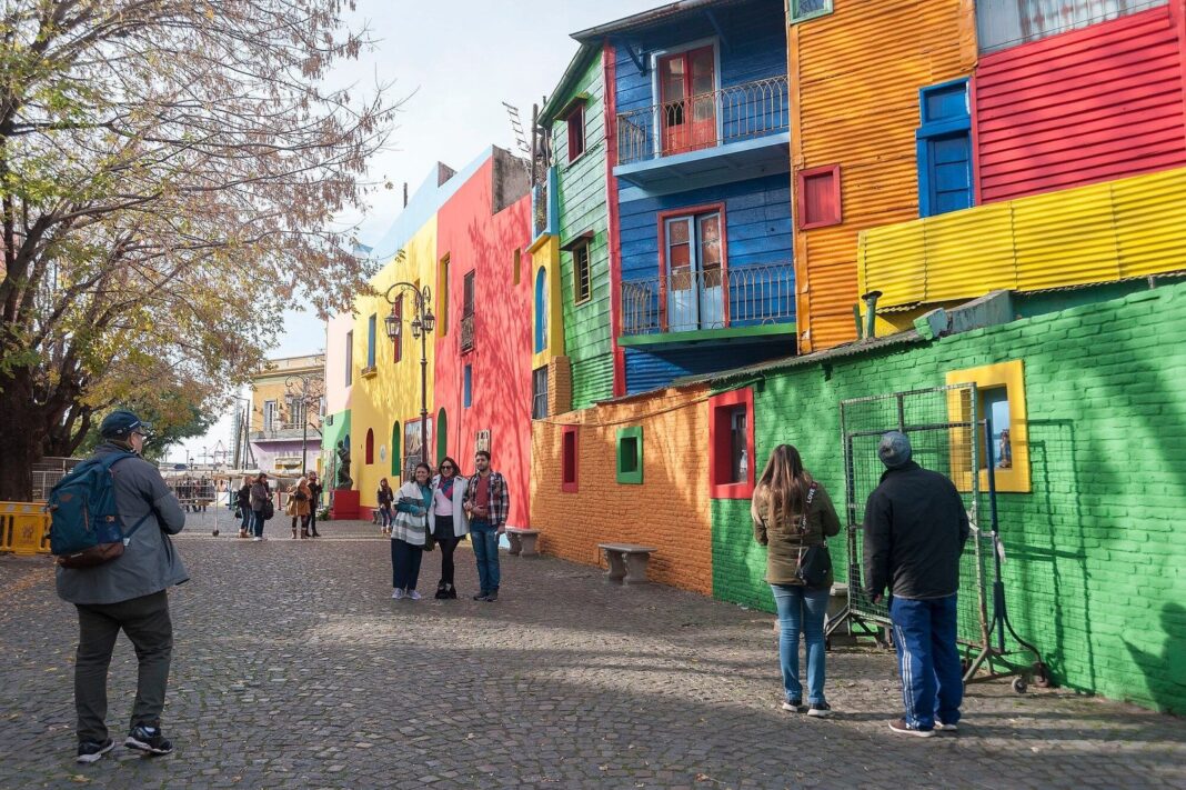 Vista de Caminito, La Boca, con casas coloridas y turistas