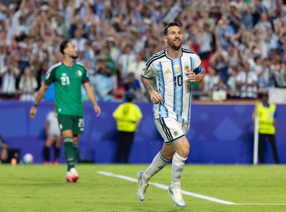 Lionel Messi celebra un gol durante el partido Argentina vs Argelia en el Arrowhead Stadium de Kansas