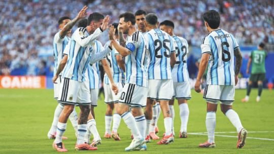 Jugadores disputando un partido de la Copa del Mundo 2026 con el balón oficial en primer plano