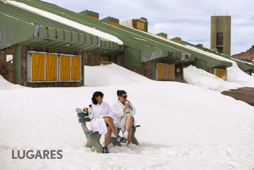 Vista del volcán Copahue cubierto de nieve y fumarolas termales