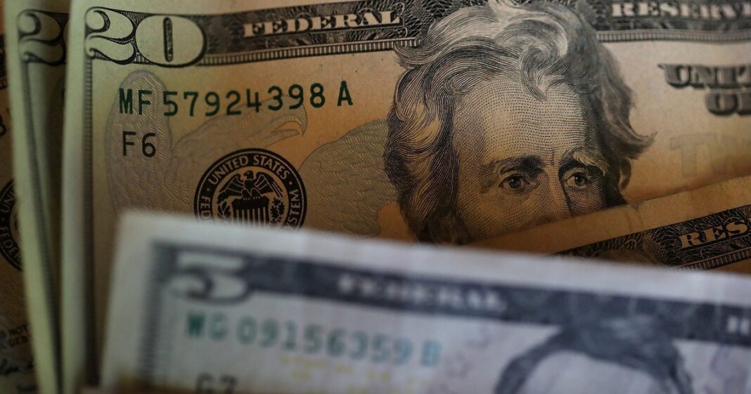 Billetes de dólar estadounidense apilados