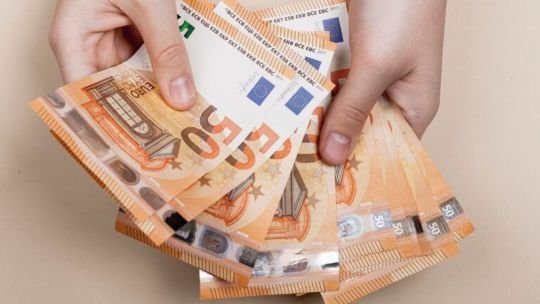 Billetes de euro y dólar sobre una mesa