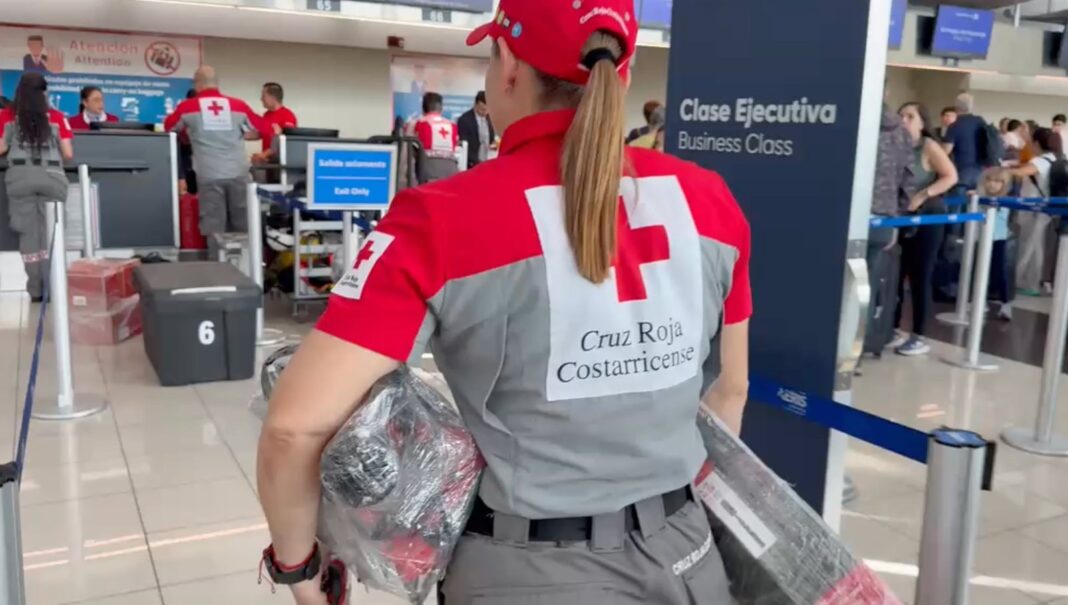 Rescatistas de la Cruz Roja Costarricense embarcan en el Aeropuerto Juan Santamaría rumbo a Venezuela