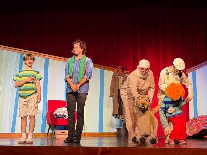 Escena de la obra Cuando dejé de volar con titiriteros y actores en el Centro Cultural de la Cooperación