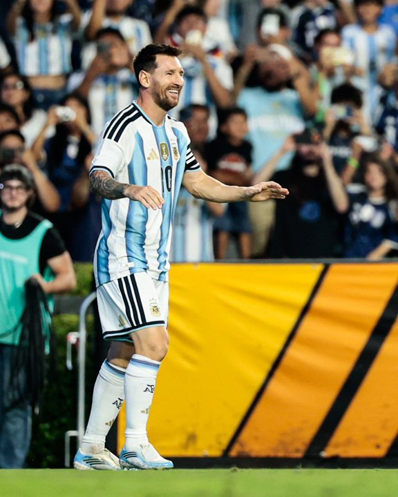 Escudos de las selecciones de Argentina y Argelia