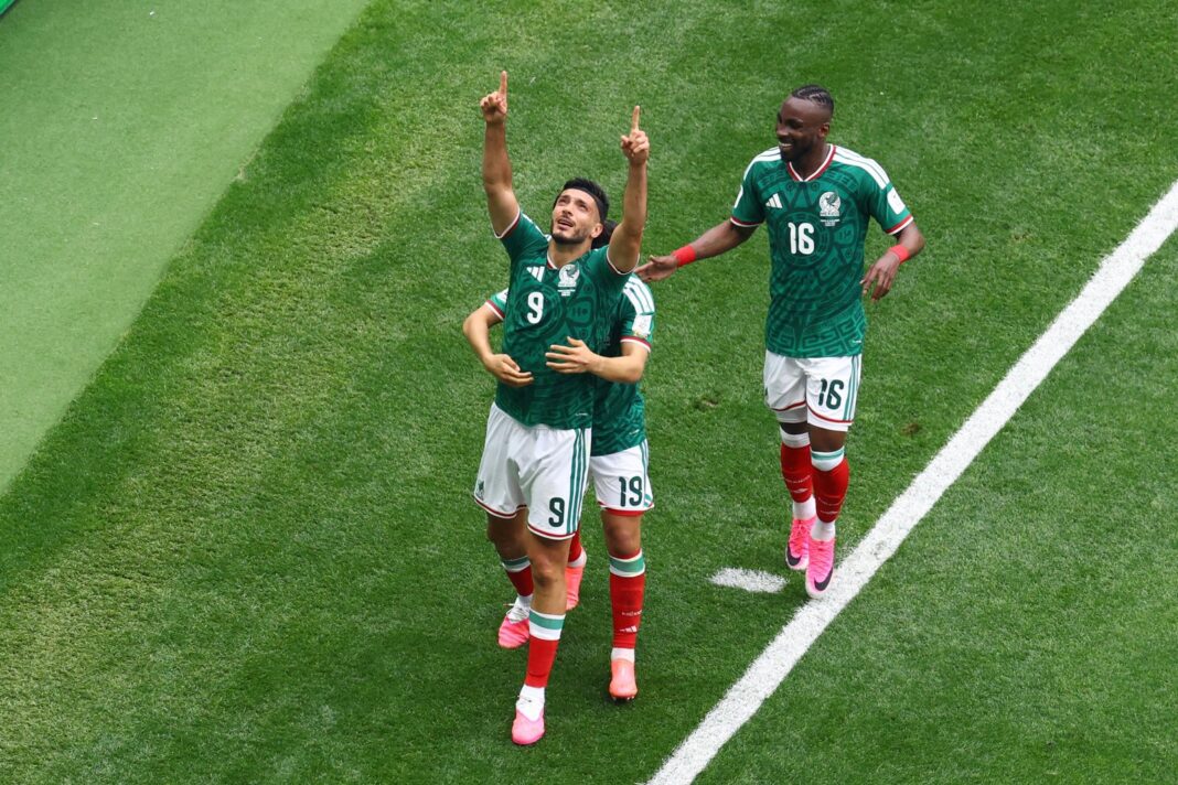 David Faitelson en el Estadio Ciudad de México durante el partido México vs Sudáfrica del Mundial 2026