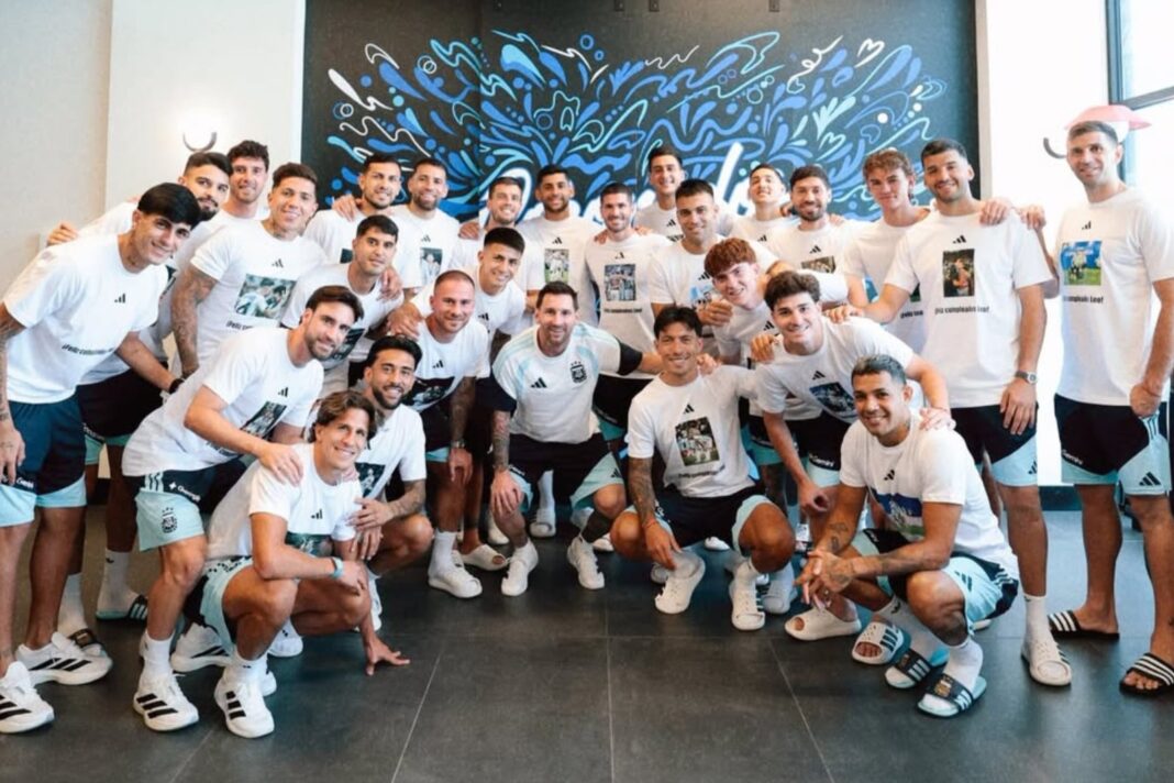 Jugadores de la selección argentina con remera especial para el cumpleaños de Lionel Messi
