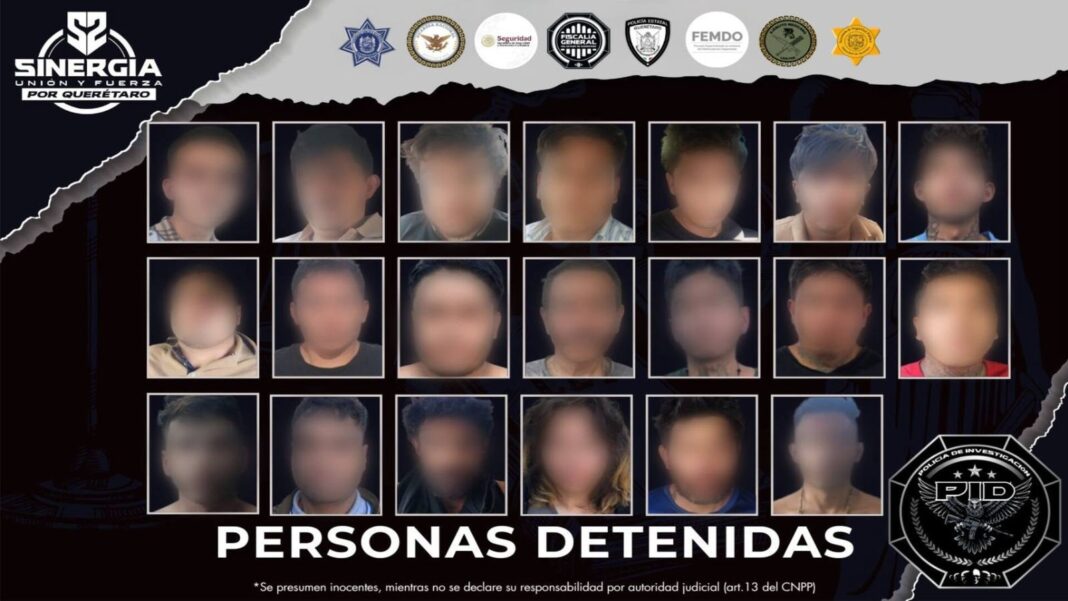 Imagen de operativo policial nocturno con agentes y vehículos asegurados durante cateos en Querétaro