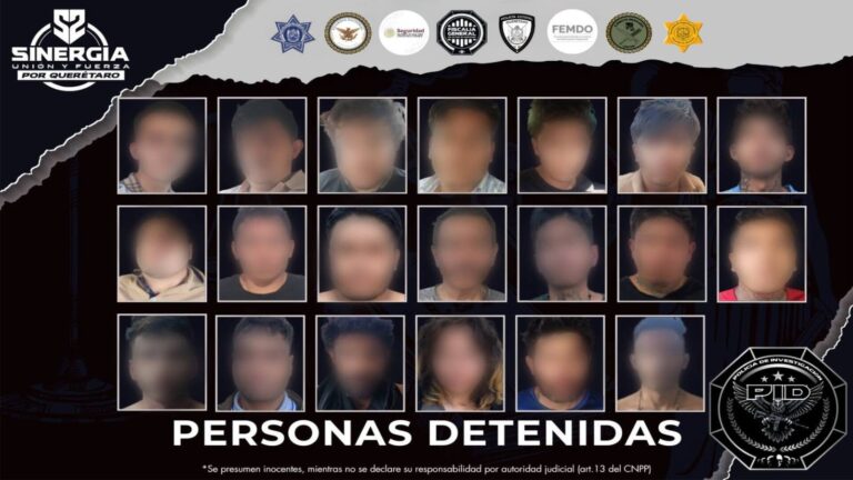 Imagen de operativo policial nocturno con agentes y vehículos asegurados durante cateos en Querétaro