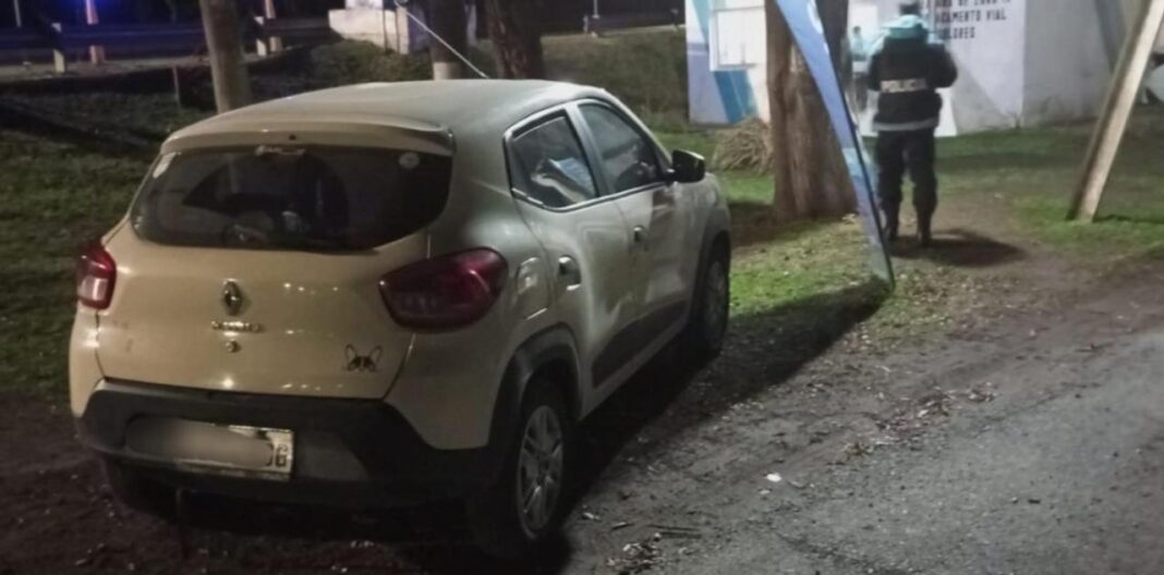 Operativo policial en la Ruta 2 durante la detención de un conductor a contramano