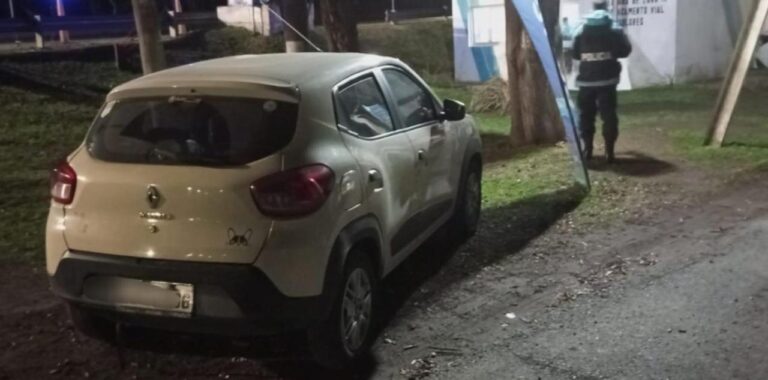 Operativo policial en la Ruta 2 durante la detención de un conductor a contramano