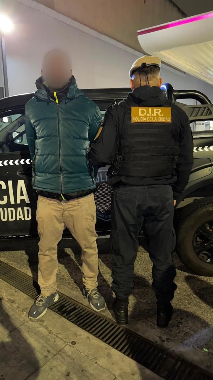 Detención de un senegalés con 25 causas penales y tobillera electrónica en Constitución